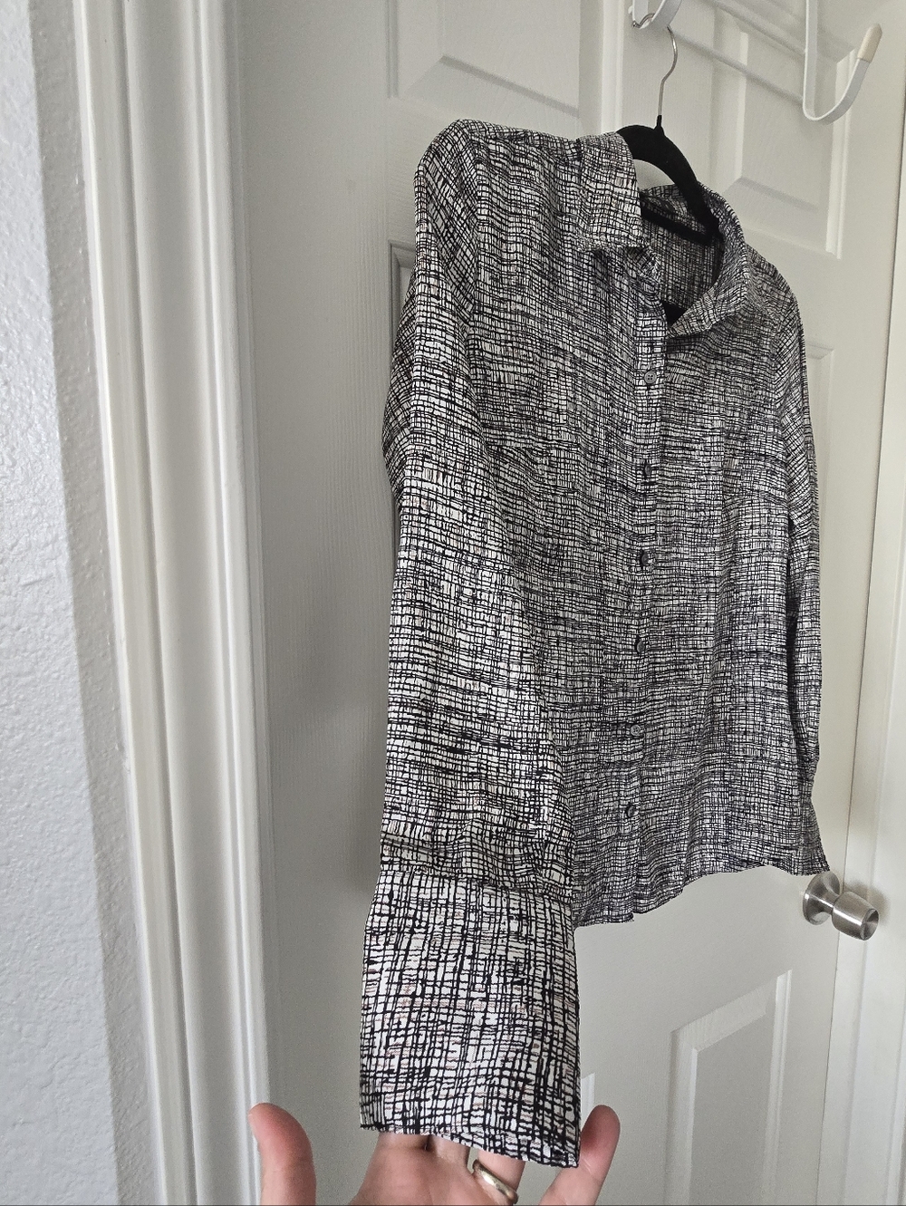 Banana Republic Black & White Abstract Print Button-Up Shirt Size Small - Picture 12 of 12